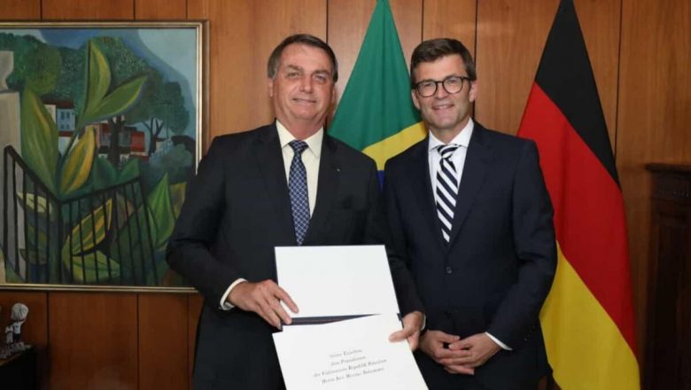 Após encontro com embaixador Bolsonaro faz gesto por acordo Mercosul-UE