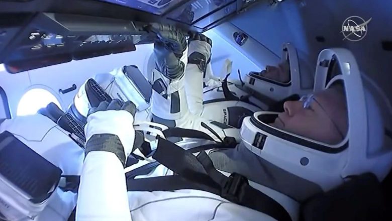 Astronautas da Nasa completam missão no espaço a bordo da SpaceX