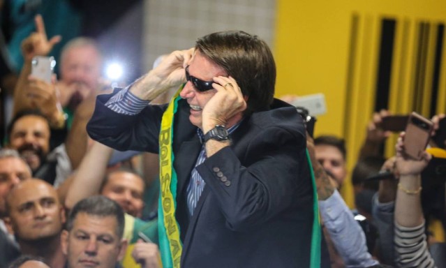 Bolsonaro atinge 49% de aprovação, enquanto governadora petista tem rejeição de 72% — diz pesquisa