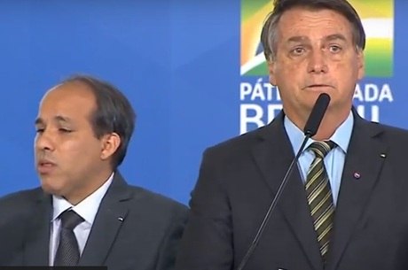 Bolsonaro diz que cloroquina teria salvado vidas perdidas na pandemia