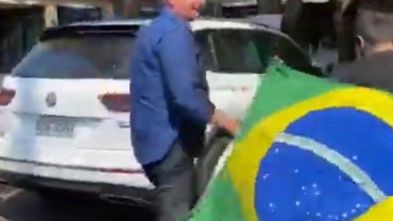 Bolsonaro resolve tomar caldo de cana no caminho ao Aeroporto de Foz do Iguaçu. (Veja o vídeo)