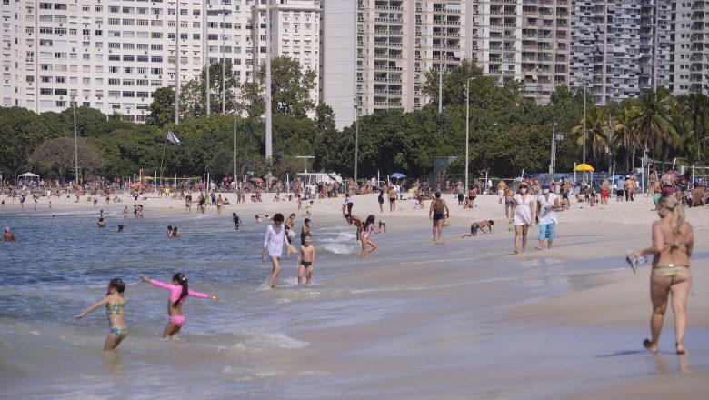 Cariocas se aglomeram nas praias do Rio contrariando regras da prefeitura
