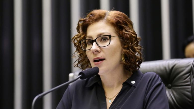 Carla Zambelli é internada em Brasília
