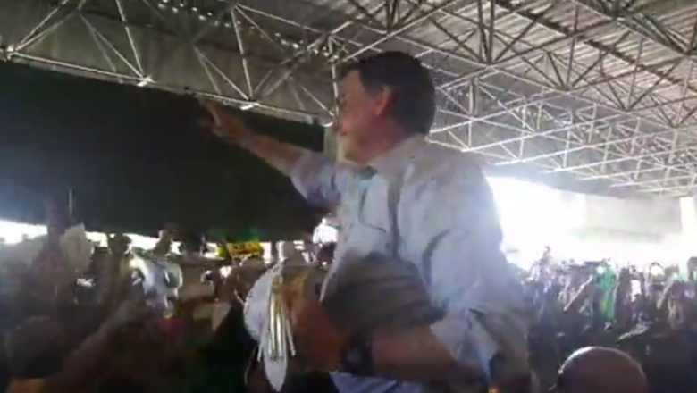 Em Sergipe-Nordeste, Bolsonaro é recebido com festa e chega a ser carregado por apoiadores