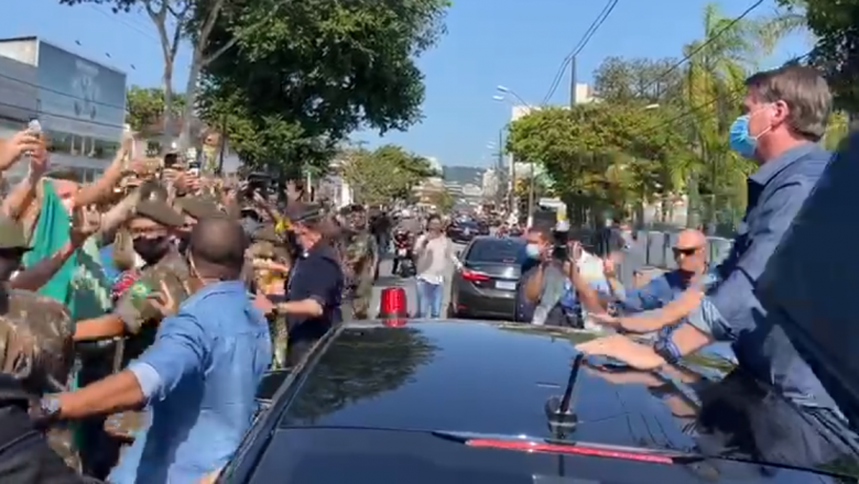 Jair Bolsonaro é recebido por uma multidão de pessoas em São Vicente/SP