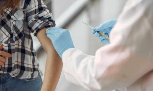 Mais de 100 vacinas estão sendo desenvolvidas contra a covid-19