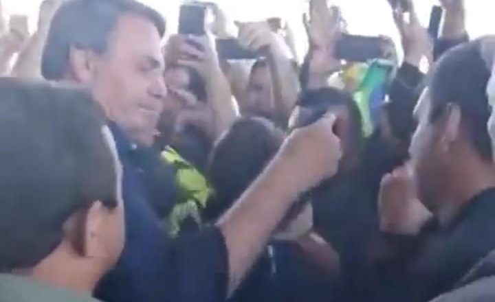 Multidão recebe presidente Jair Bolsonaro em Foz do Iguaçu; VEJA VÍDEO