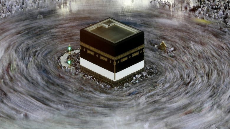 Peregrinos muçulmanos realizam o último ritual do Hajj na Meca