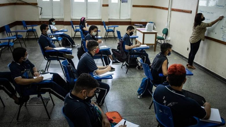 Retomada de aulas em Manaus é marcada por alunos com medo e divergências entre professores