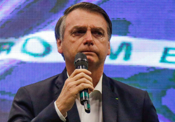 Vídeo: Bolsonaro realiza visita à viúva de policial militar assassinado e se emociona