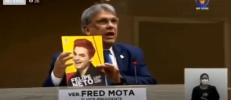 Vídeo: Revoltado, vereador de Manaus rasga livro de Felipe Neto durante sessão e faz críticas contra o youtuber