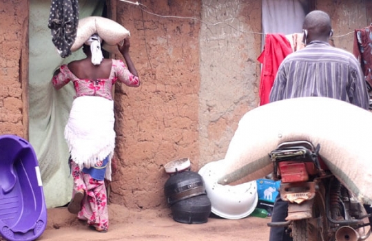 Viúva cristã recebe alimentos e provisão na Nigéria