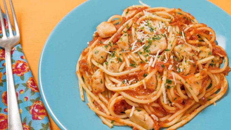 Aprenda como fazer um delicioso e colorido Spaguetti com Ragu de Frango