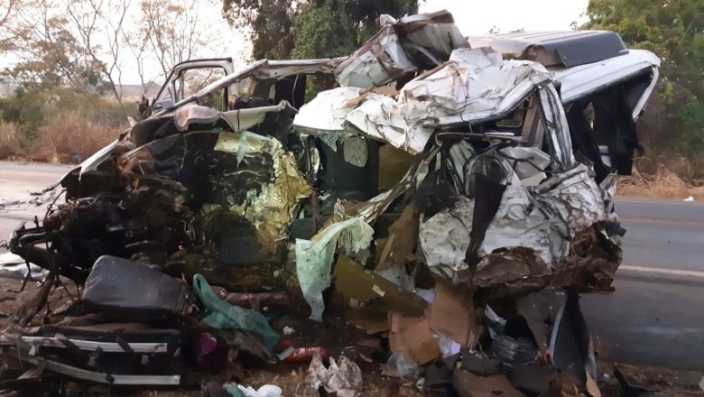 Batida frontal entre caminhão e van deixa 12 mortos e 1 ferido na BR-365, em Patos de Minas – G1