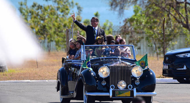 Bolsonaro desfila com crianças no Rolls-Royce no Dia da Independência