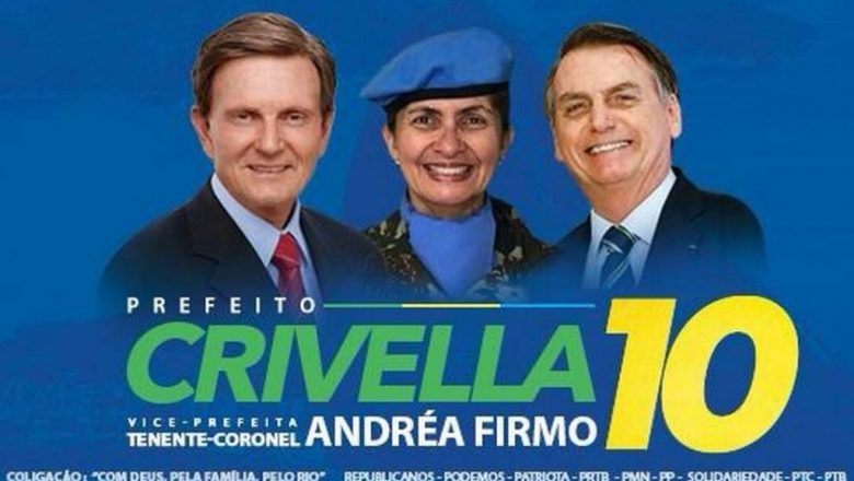 Candidato à reeleição no Rio, Crivella distribui santinhos com foto de Bolsonaro