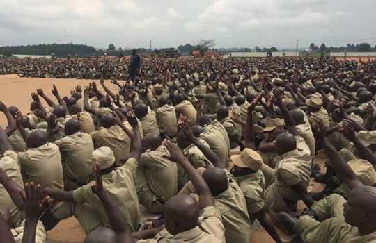 Centenas de recrutas da polícia entregam suas vidas a Jesus, em Uganda