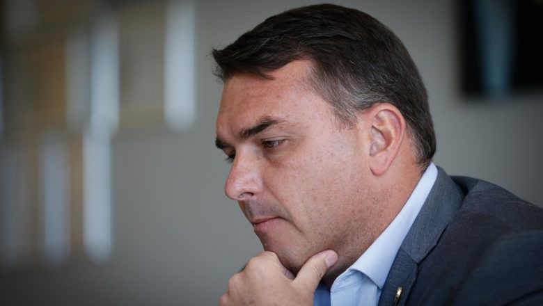 Chefe do Ministério Público do Rio suspende envio de denúncia contra Flávio Bolsonaro, diz fonte – Valor Econômico