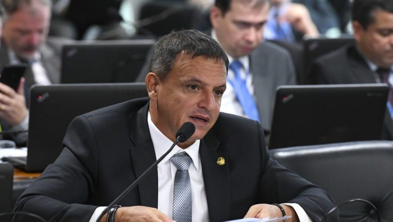 Com aval de Bolsonaro, relator do Orçamento vai propor programa social