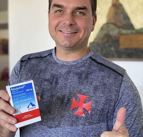 Com caixa de hidroxicloroquina na mão, Flávio Bolsonaro afirma estar curado da covid-19 – Terra