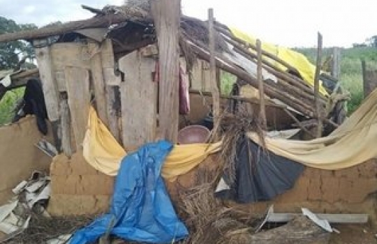 Cristãos indianos têm casas destruídas após serem expulsos de aldeia por radicais hindus