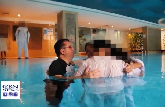 Cristãos iranianos se arriscam em viagem para se batizar: `Esperei muito tempo por isso´