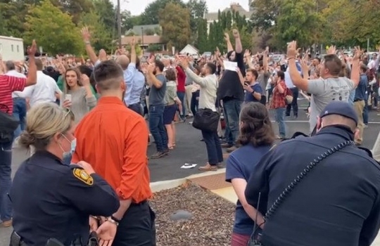 Cristãos são presos enquanto cantavam ao ar livre, nos EUA