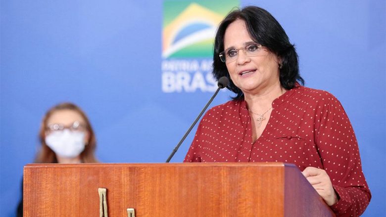 Damares Alves gasta tempo com discurso ideológico e emperra orçamento do ministério
