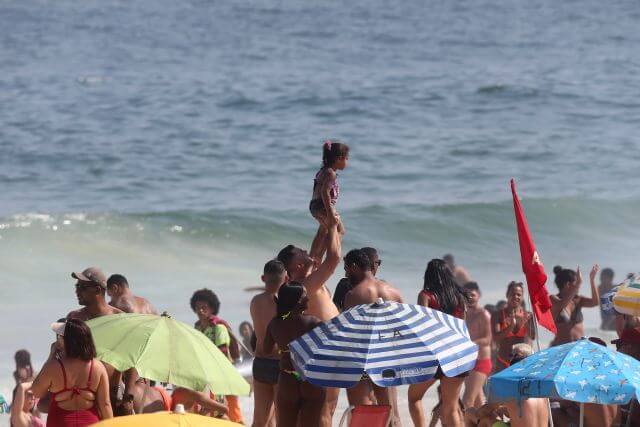 Em feriado de sol, cariocas vencem o medo e voltam às praias