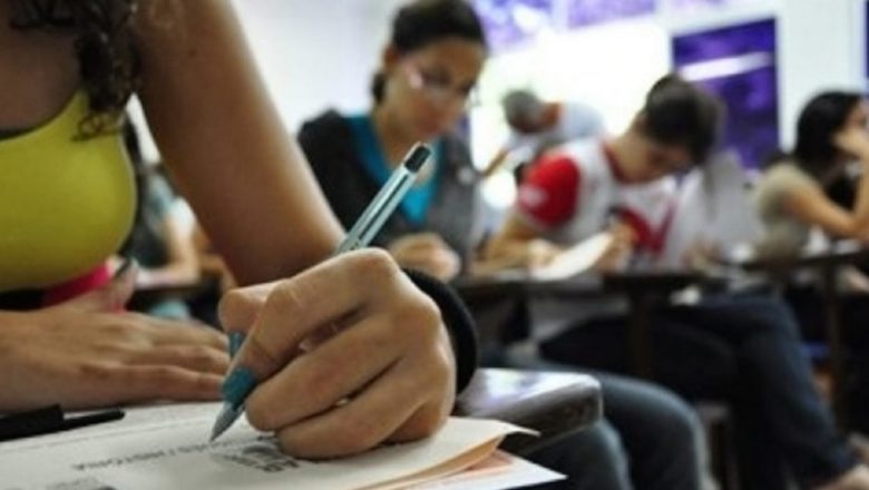 Escola zera redação de aluno que ‘desrespeitar direitos humanos’
