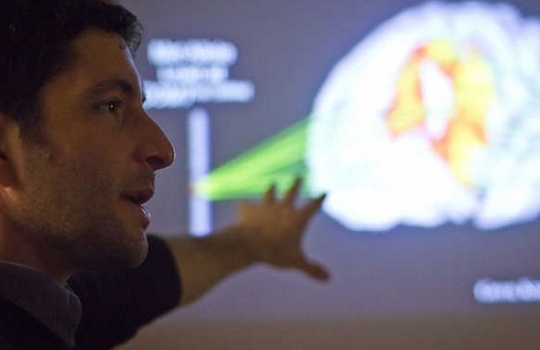 Estudo com neurocientistas mostra como a fé em Deus está ligada ao cérebro