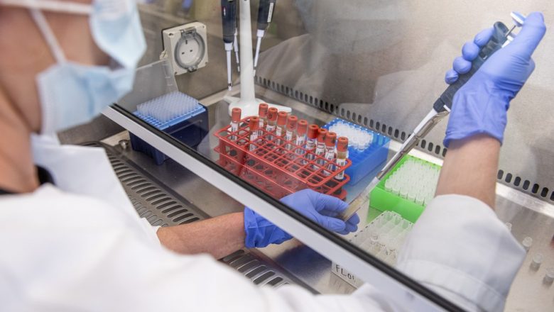 EUA mantém suspensão temporária de testes para a vacina de Oxford