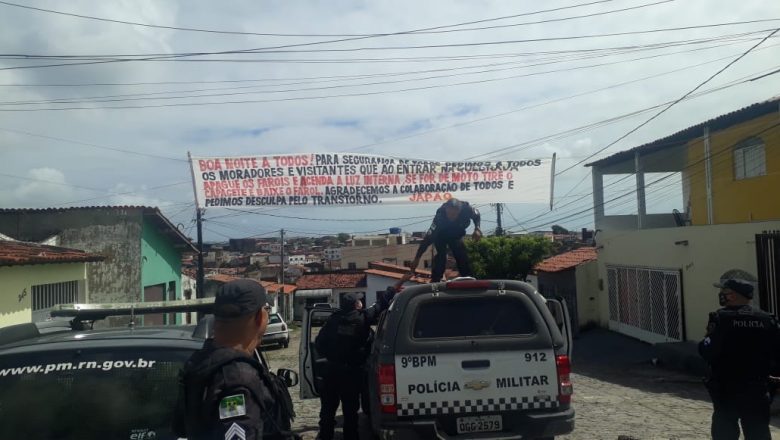 FAIXAS COM REGRAS IMPOSTAS POR FACÇÃO EM COMUNIDADE DE NATAL SÃO RETIRADAS PELA POLÍCIA MILITAR