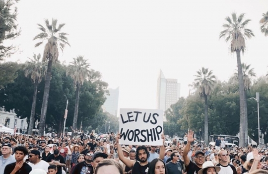 Mais de 12 mil cristãos se reúnem em adoração ao ar livre, na Califórnia
