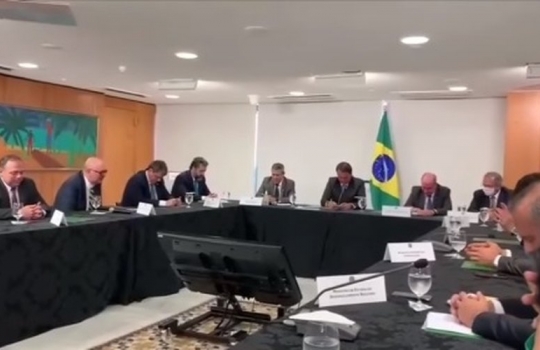 Ministros oram por Bolsonaro, dias antes do presidente passar por cirurgia