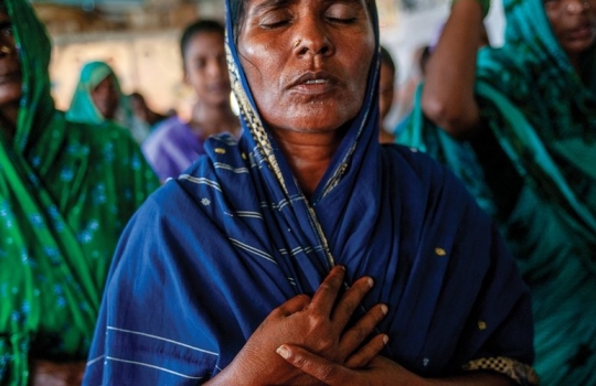 Mulher rejeita tradição de família cartomante e escolhe a fé em Jesus