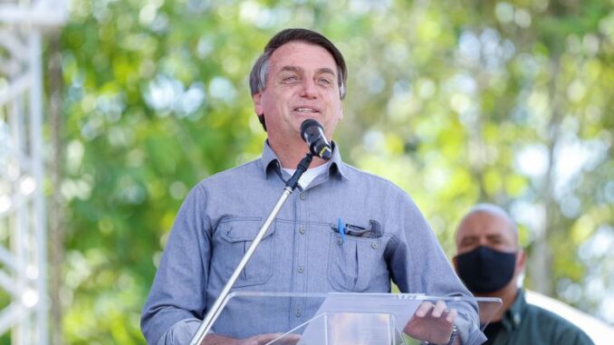 Otimista, Bolsonaro enxerga o Brasil no caminho certo contra a Covid-19 e diz que o país está “praticamente vencendo a pandemia”