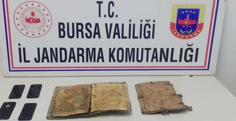 Policía turca confisca Biblia con más de mil años de antigüedad