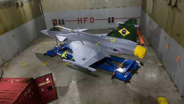 Primeiro caça Gripen da Força Aérea chega ao Brasil de navio