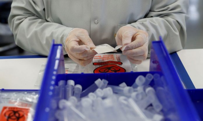 Testes podem estar dando positivo com vírus ‘morto’, diz cientista