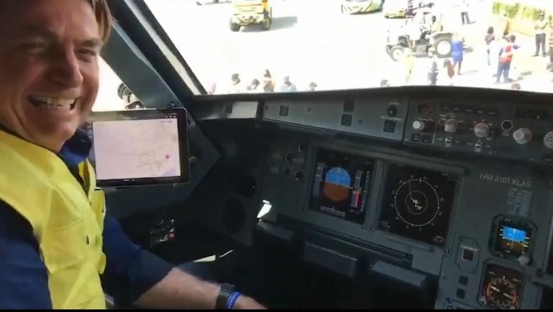 Vídeo: Bolsonaro comanda avião, após reinaugurar pista do aeroporto de Congonhas