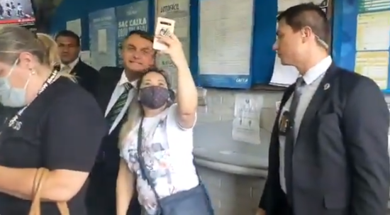 Vídeo: Bolsonaro vai até lotérica fazer uma “fézinha” e é tietado por cidadãos presentes