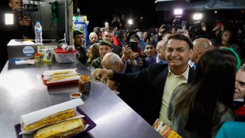 Vídeo: No Rio de Janeiro, Bolsonaro faz lanche em barraca e recebe o carinho de apoiadores presentes