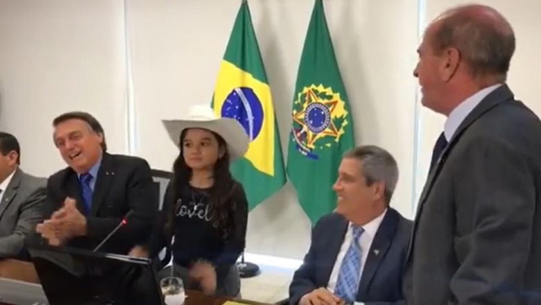 VÍDEO: Youtuber de 10 anos entrevista Bolsonaro e ministros em reunião