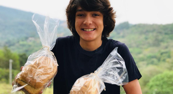Adolescente produz pães artesanais para comprar um piano