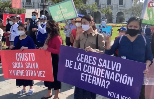 Após 7 meses de igrejas fechadas, cristãos vão às ruas do Peru para pedir reabertura