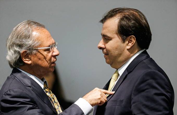 Após ser acusado de barrar privatizações, Maia diz que Paulo Guedes “está desequilibrado”