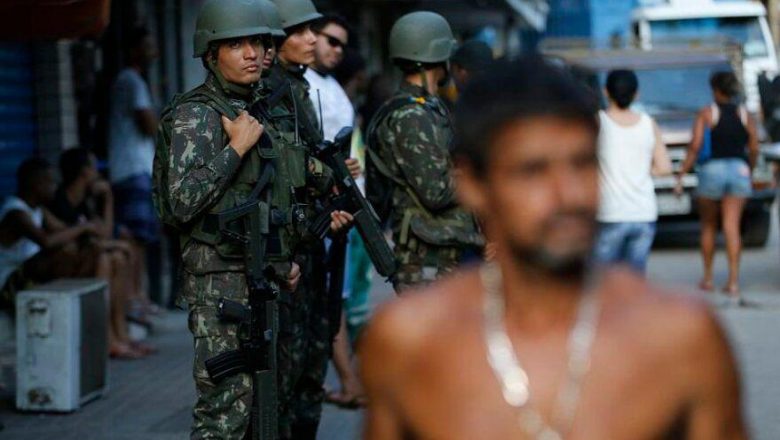 Ascensão das milícias no Rio e seu poder e participação na política são contadas em livro