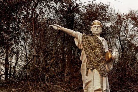 Ativistas do Greenpiece Brasil erguem estátua de 4 metros de ‘Bolsonero’ no Pantanal
