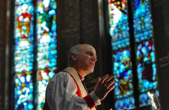 Bispo renuncia após ser disciplinado por se opor ao casamento gay, nos EUA